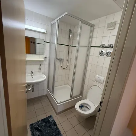 Leos Und Armando Gjuci Gbr بيت ضيافة