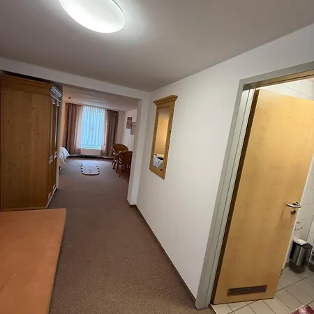 Leos Und Armando Gjuci Gbr Gæstehus