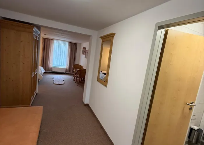 Leos Und Armando Gjuci Gbr Πανσιόν